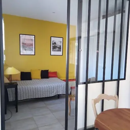 Дом отдыха Agreable Maison De Ville, Lumineuse Avec Jardin Резе